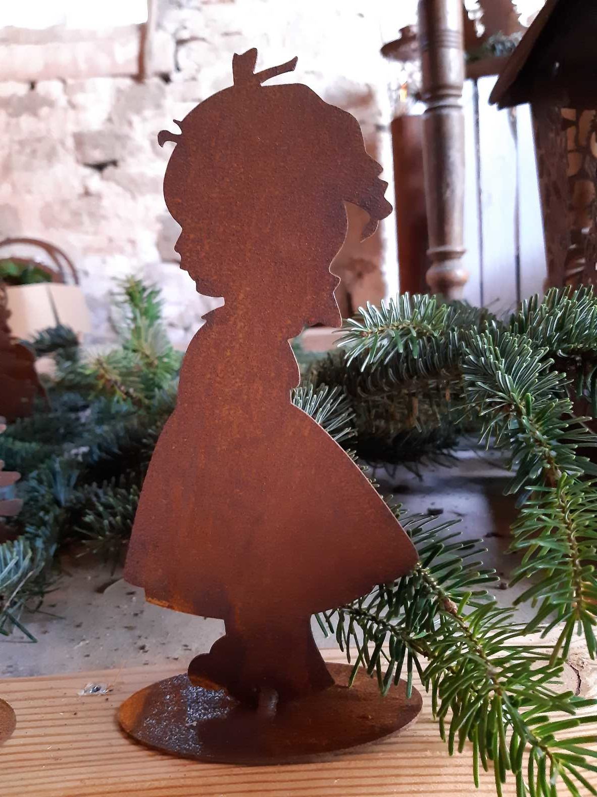 Kind -Lotta- auf Bodenplatte