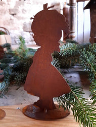 Kind -Lotta- auf Bodenplatte