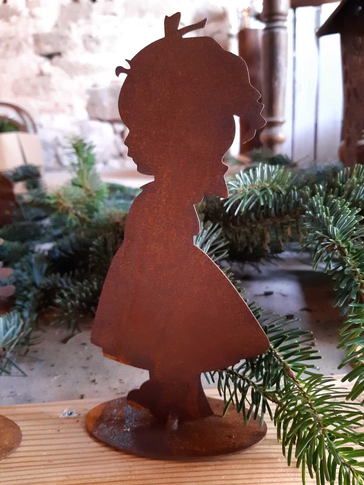 Kind -Lotta- auf Bodenplatte