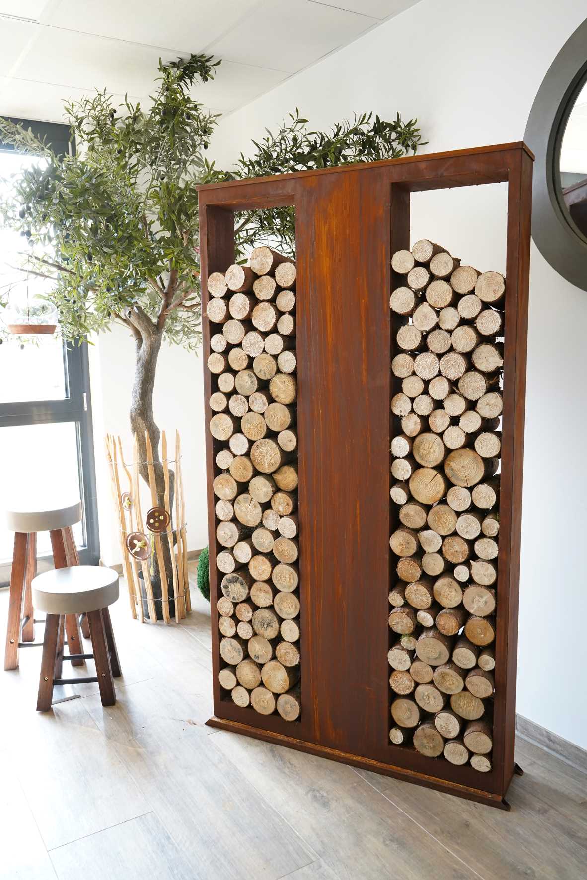 Holzregal -Lounge- zweigeteilt