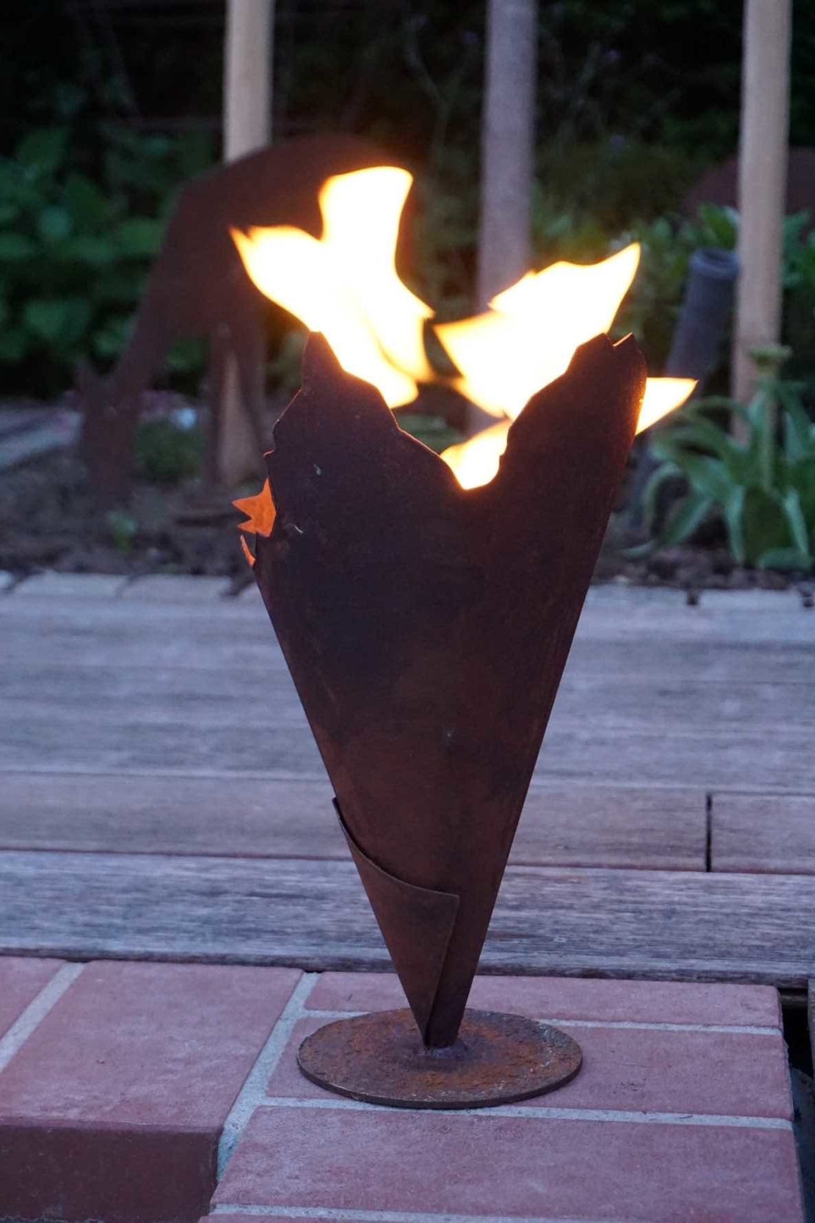 Metalltüte auf Platte