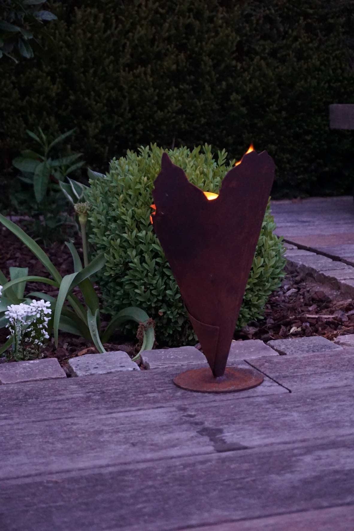 Metalltüte auf Platte