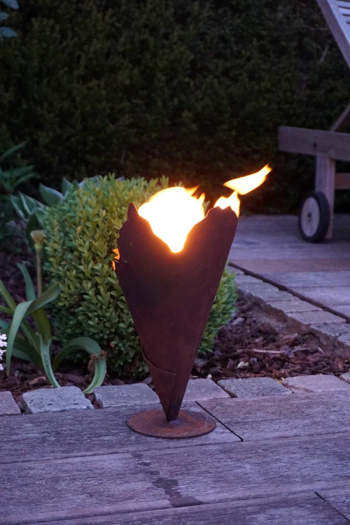 Metalltüte auf Platte