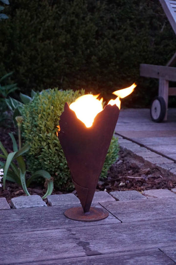 Metalltüte auf Platte