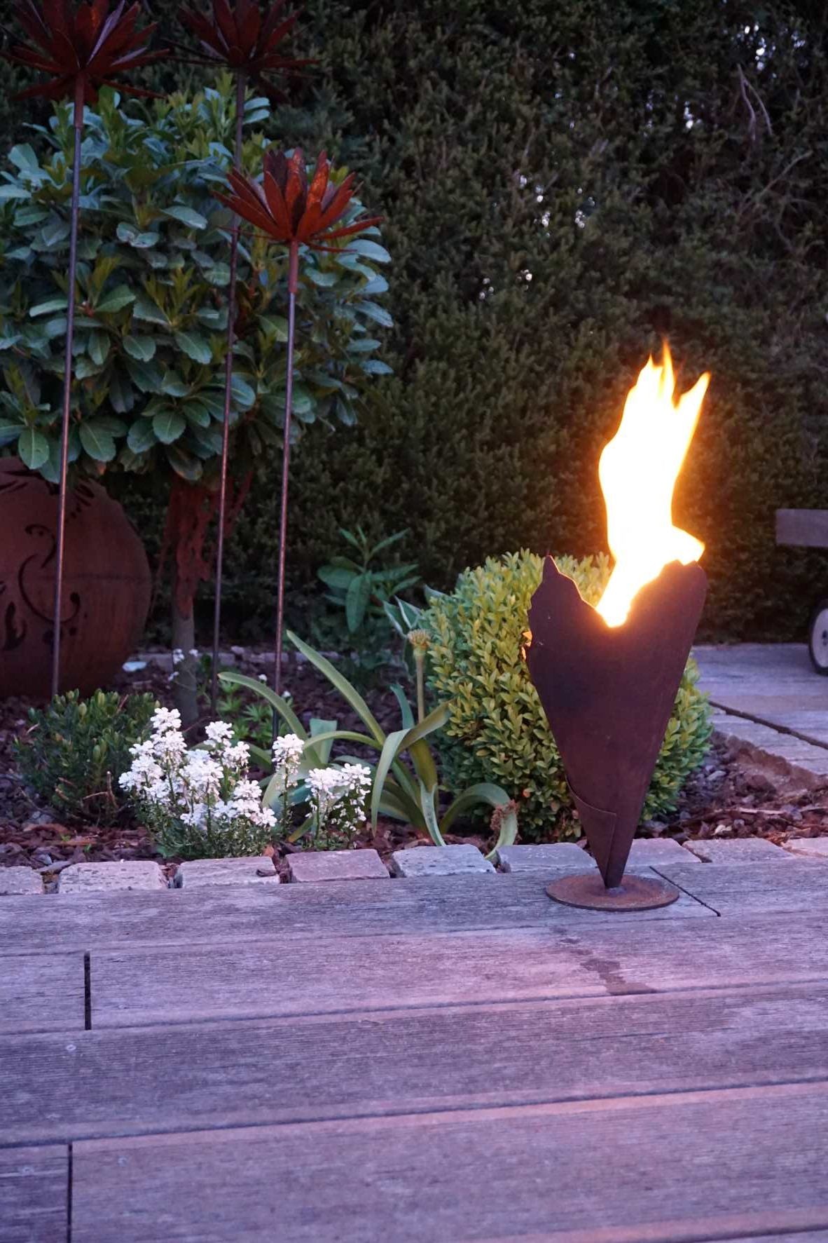 Metalltüte auf Platte