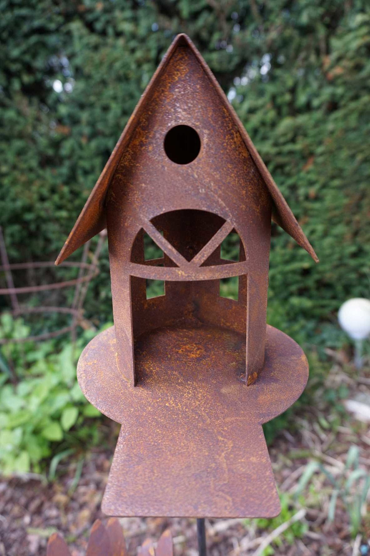 kleines Vogelhaus mit Steg (für Stab)