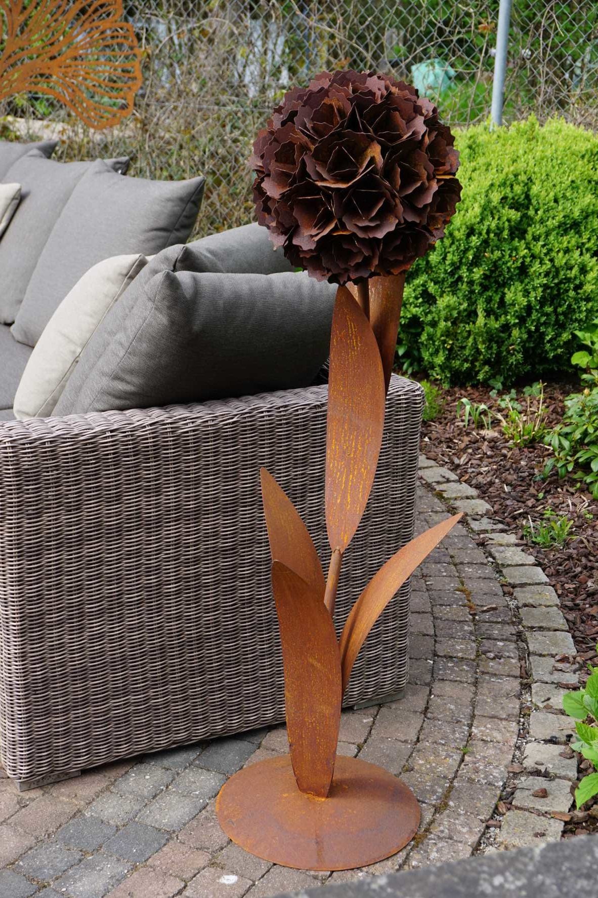 Pusteblume mit einer Blüte