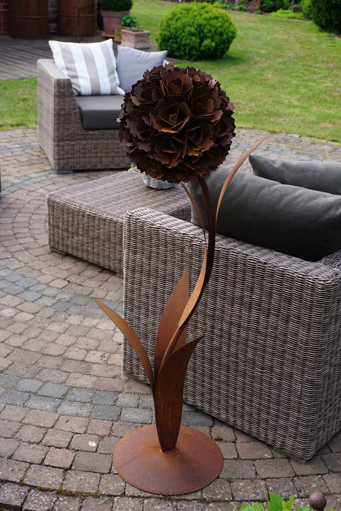 Pusteblume mit einer Blüte