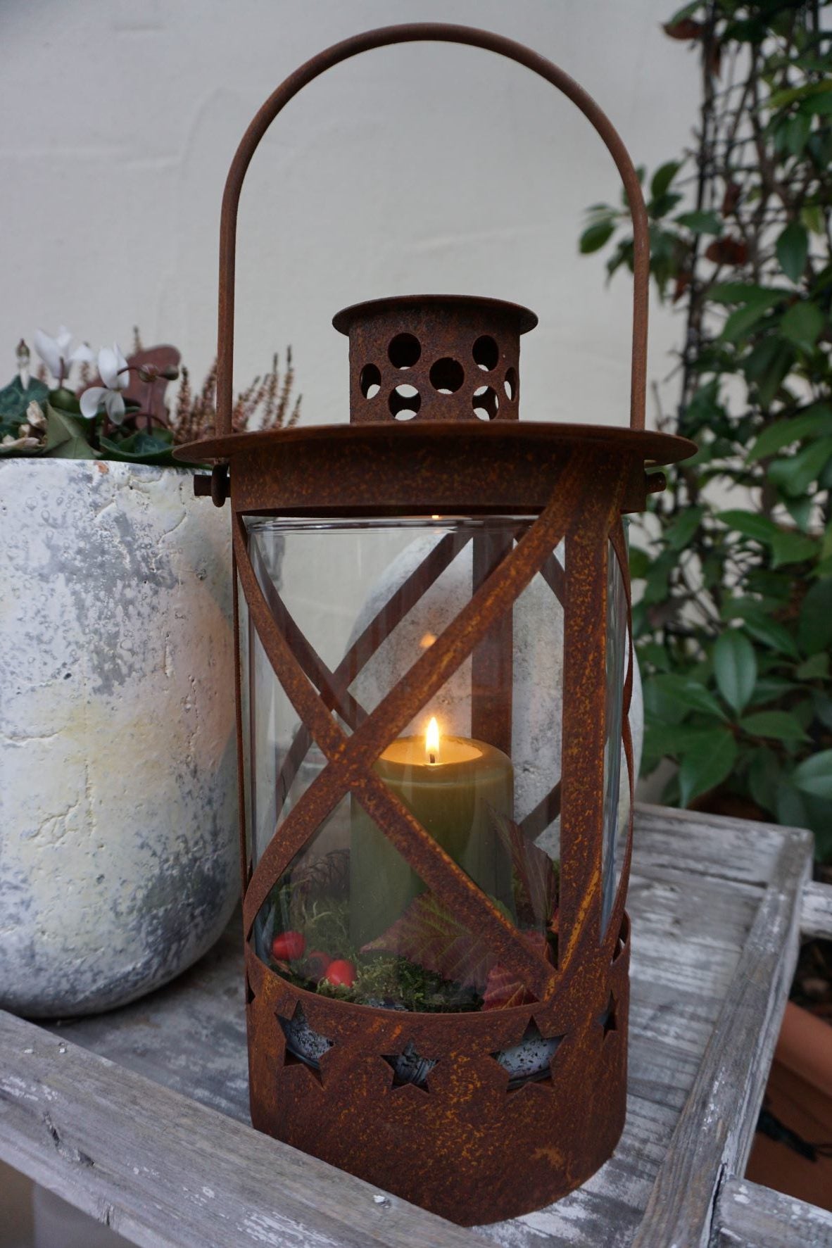 Lanterne rouillée avec étoiles
