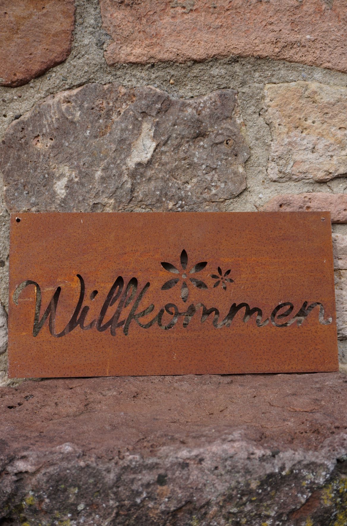 Sign "Welcome" with flower