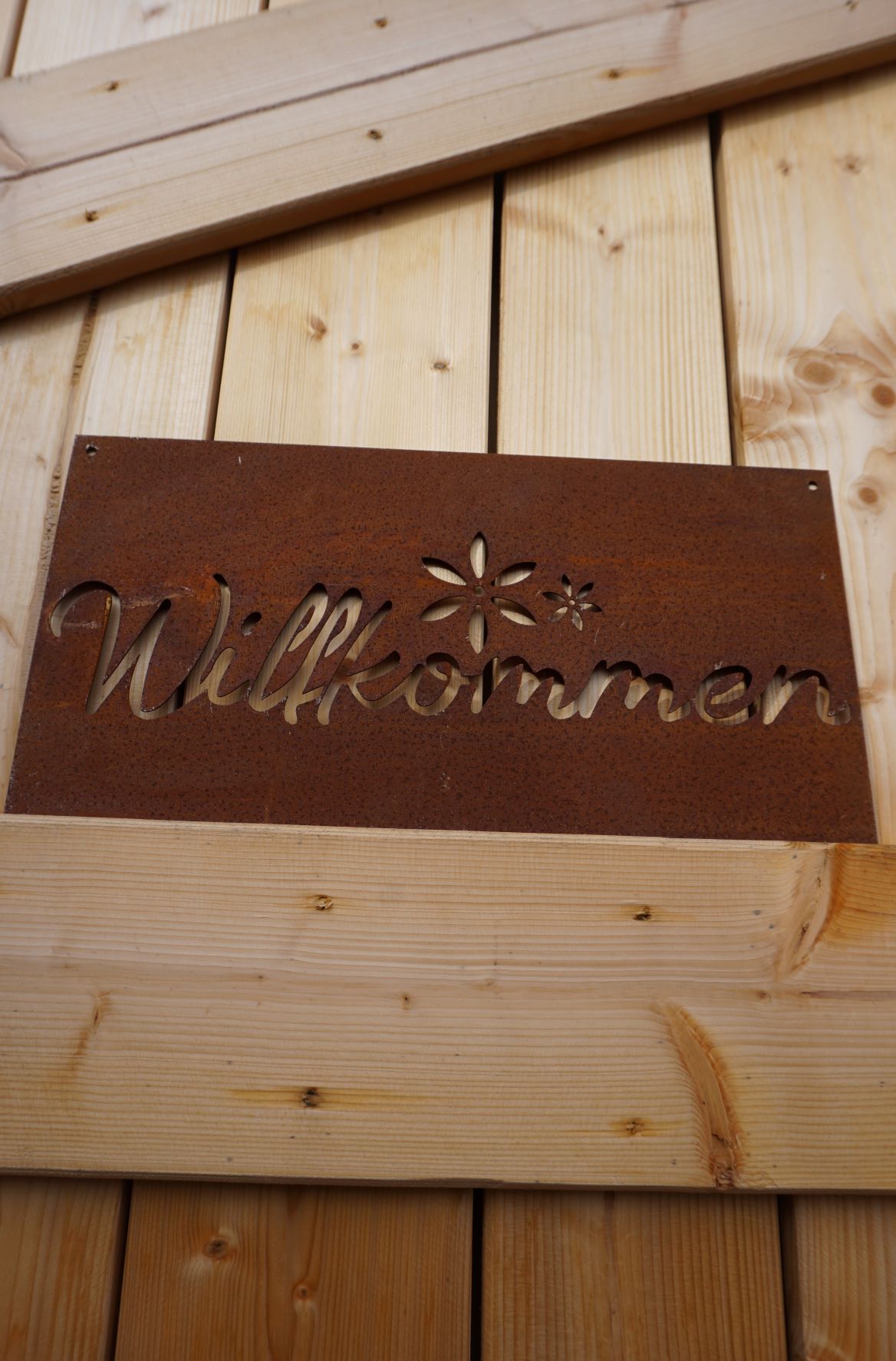 Sign "Welcome" with flower