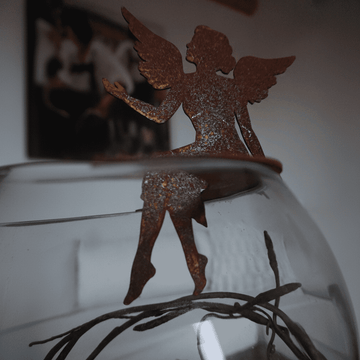 Ange sur croissant de lune