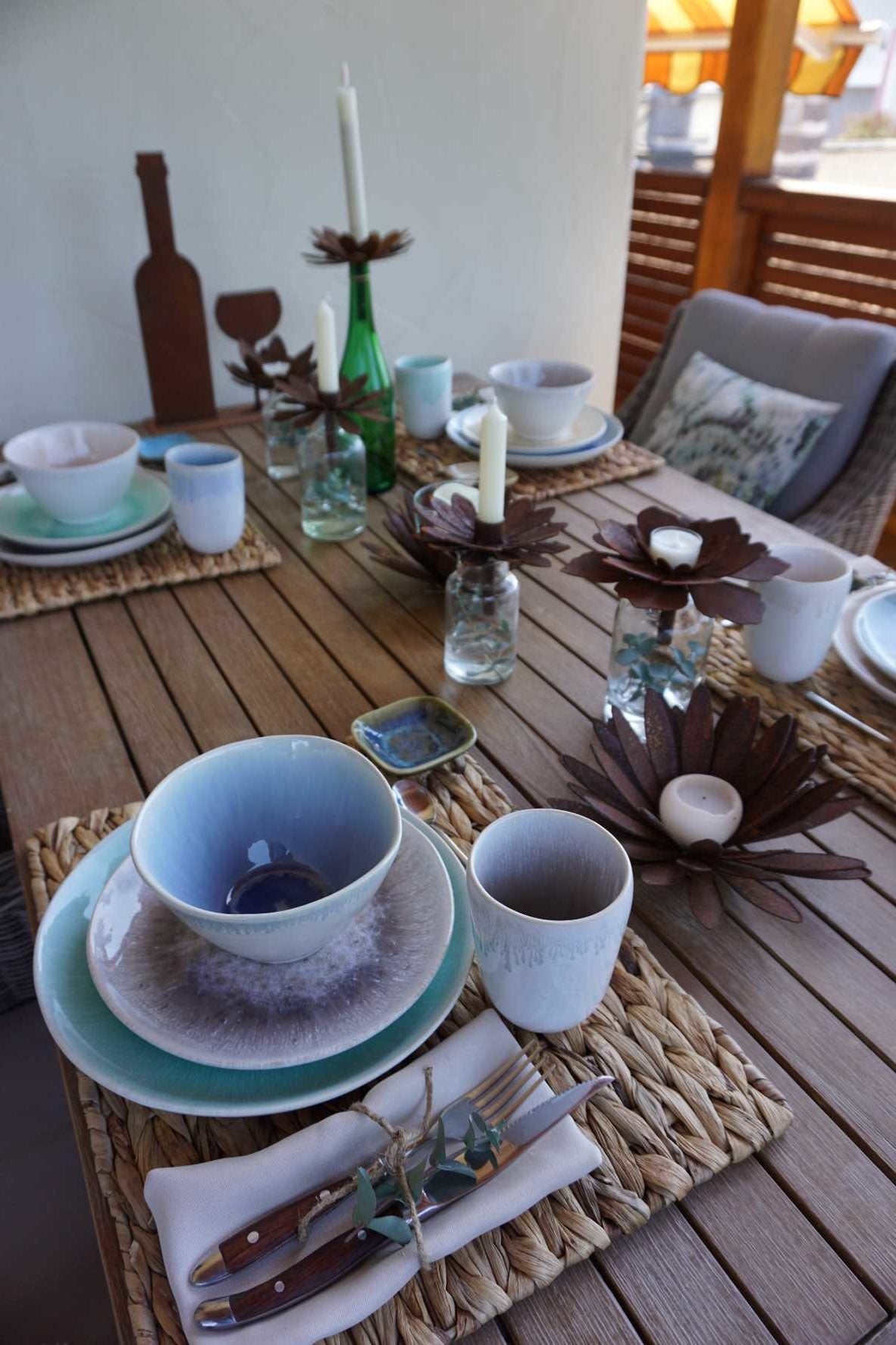 Bluete fuer Kerzen auf Kaffeetisch dekoriert