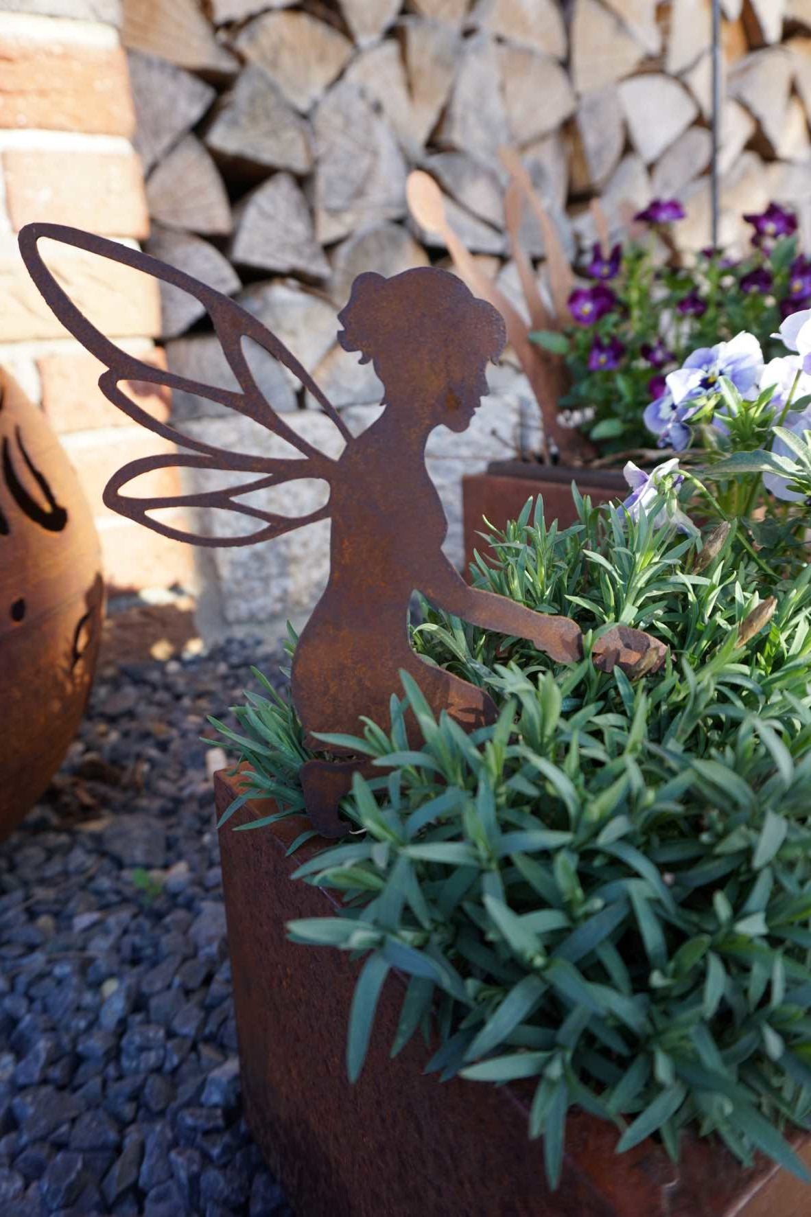 Fee with little shovel
