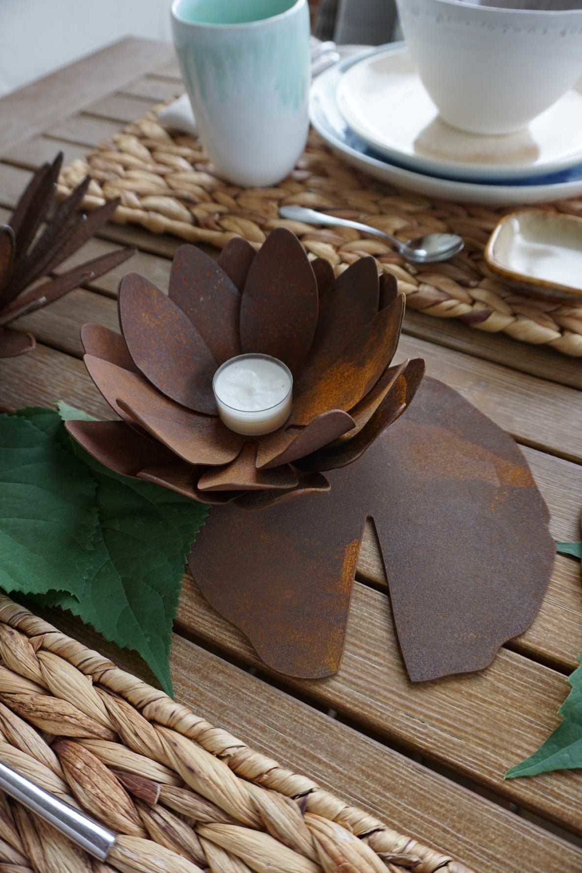 Fleur de nénuphar sur une feuille