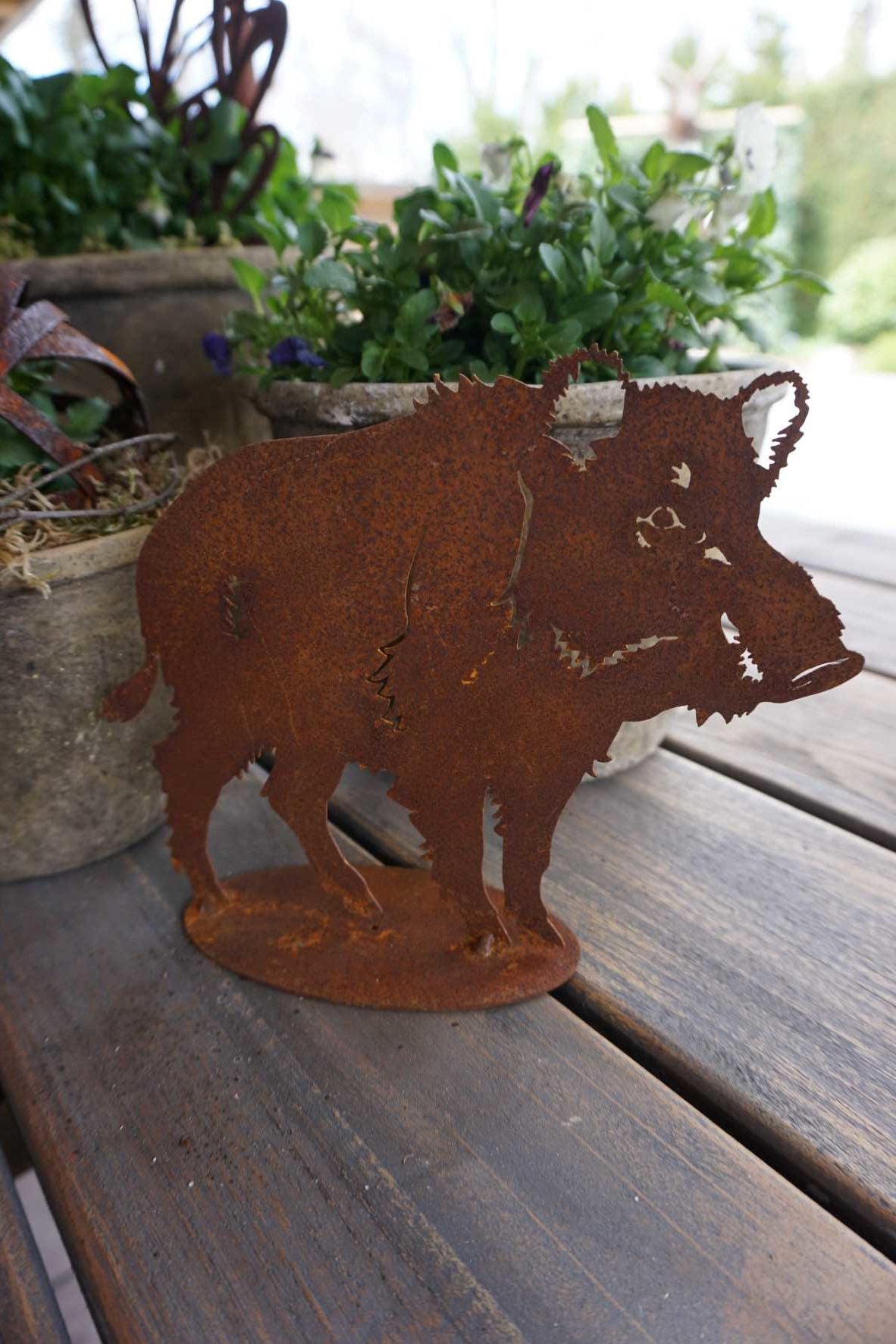 Wildschwein auf Bodenplatte