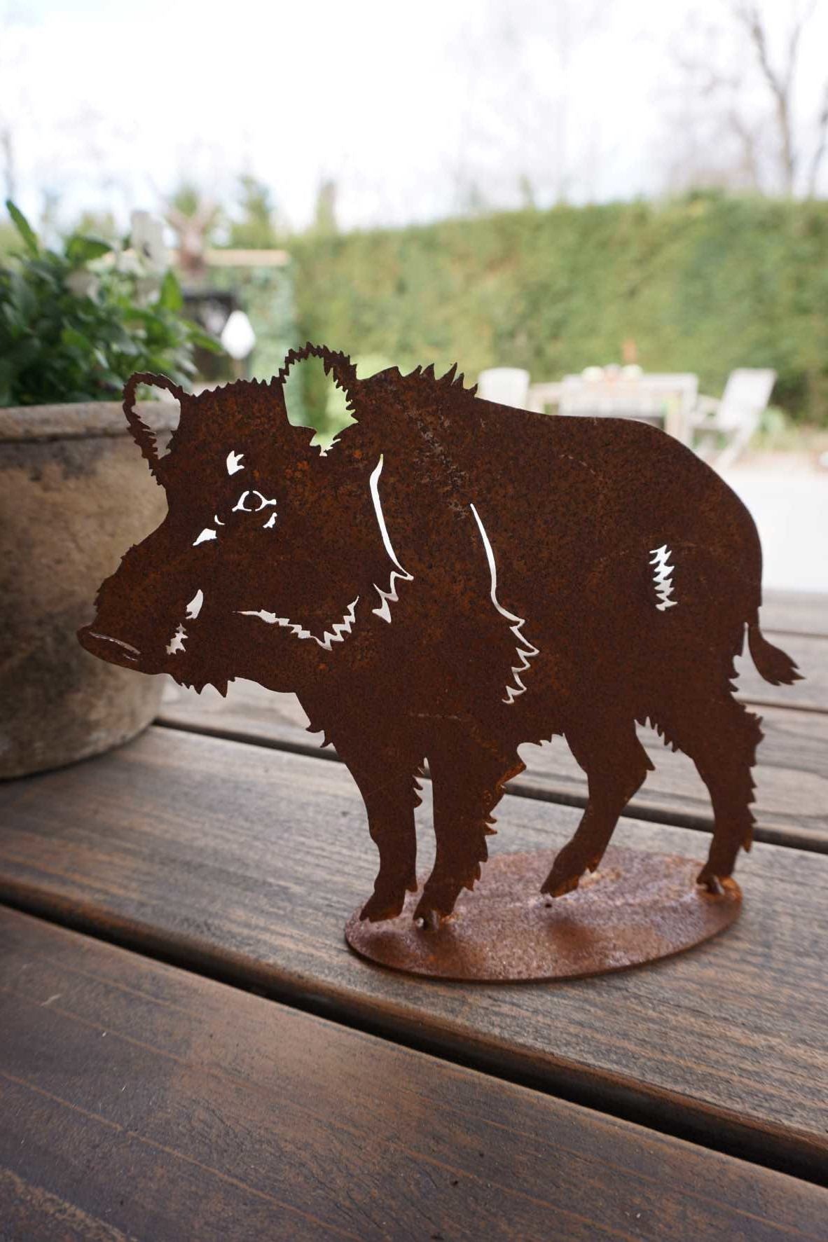 Wildschwein auf Bodenplatte