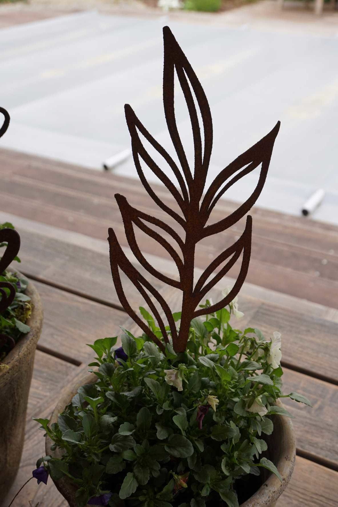 Topfstecker "Skizzen" mit spitzen Blättern H38