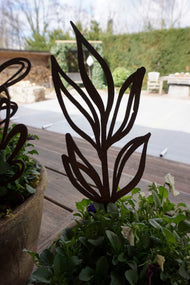 Topfstecker "Skizzen" mit spitzen Blättern H34