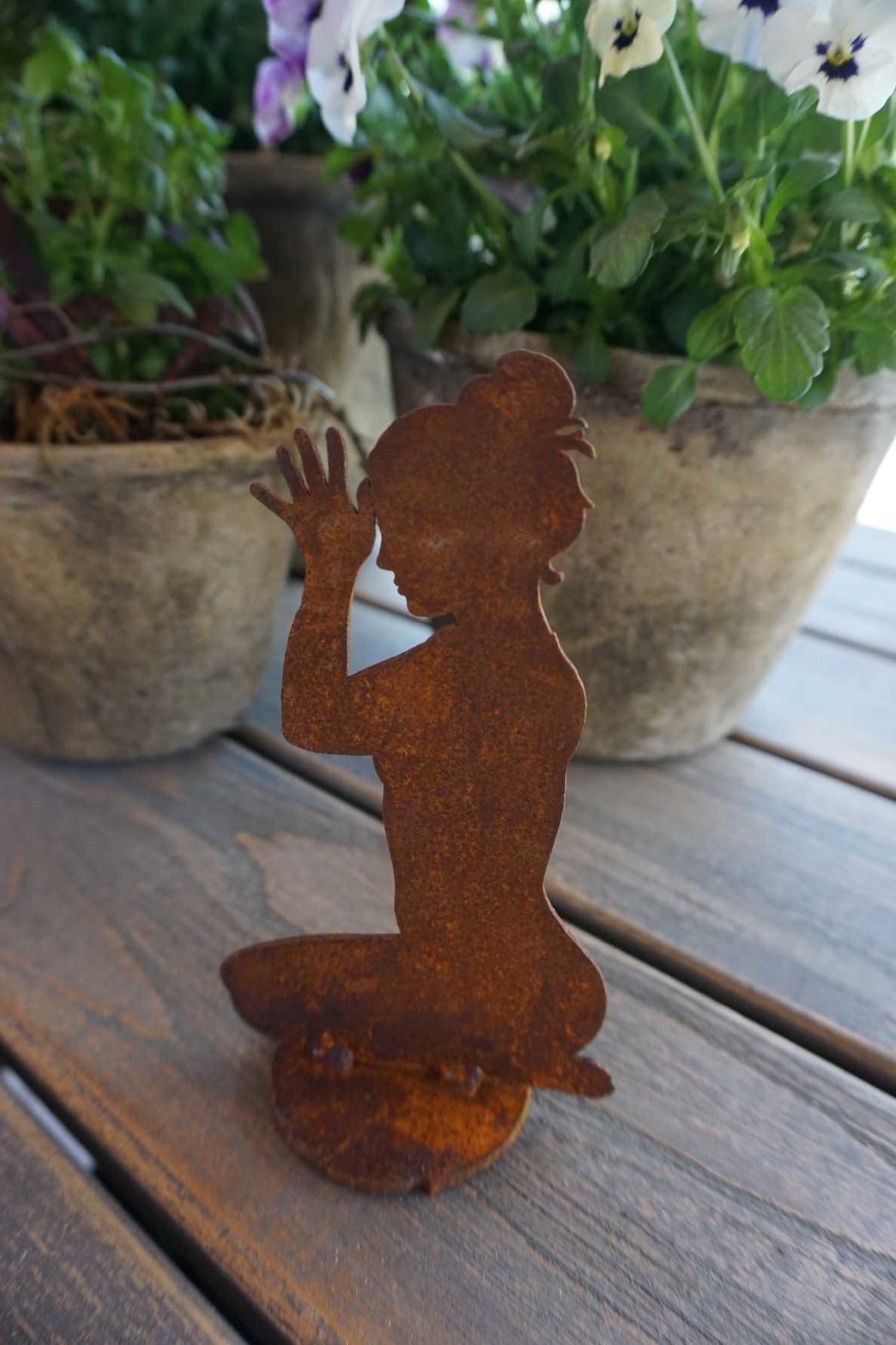 Edelrost Figur bei einer Yoga Pose