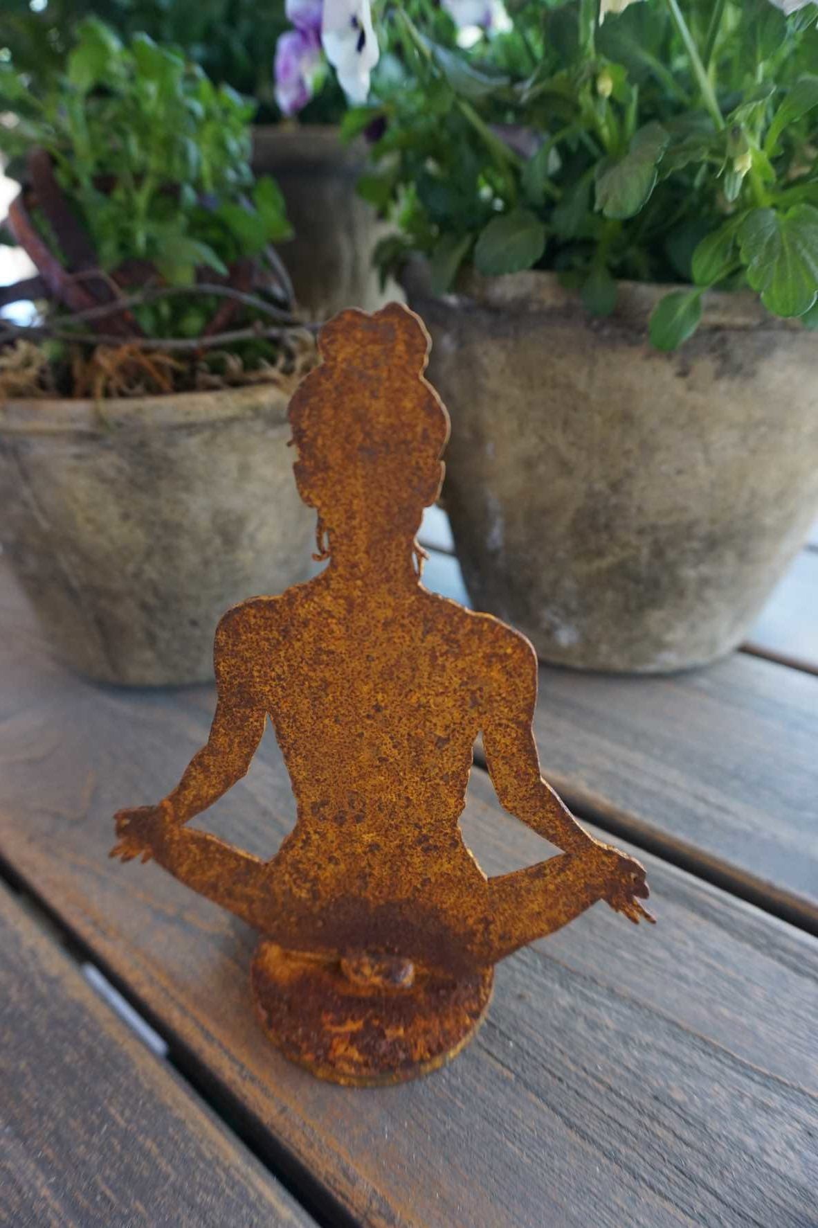 Edelrost Figur bei einer Yoga Pose
