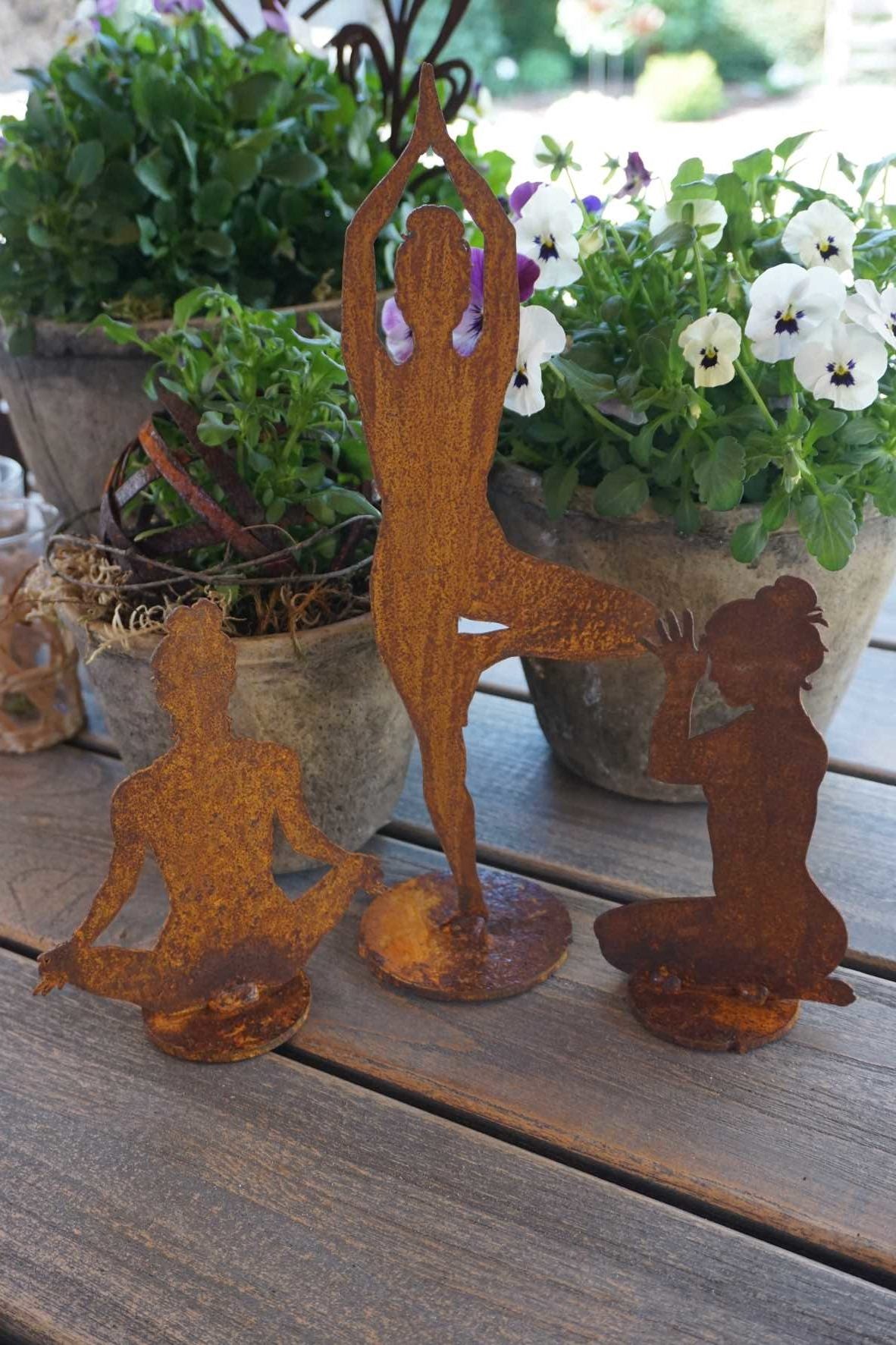 Edelrost Figur bei einer Yoga Pose
