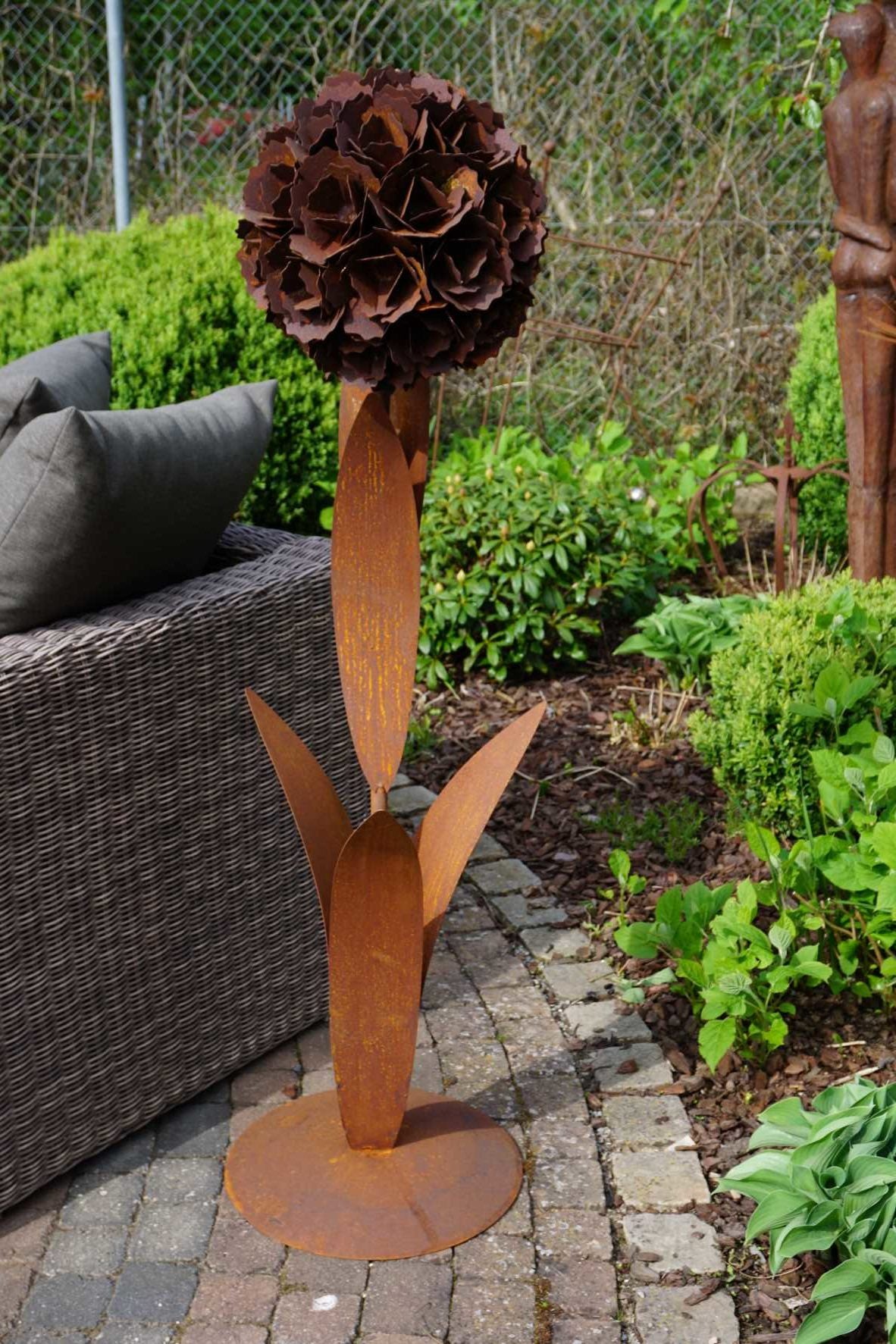 Pusteblume mit einer Blüte