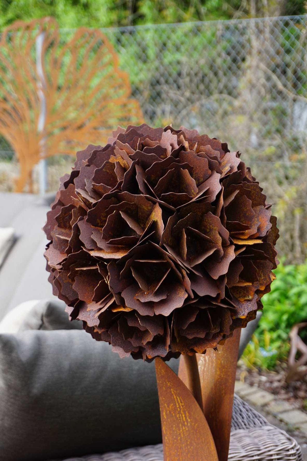 Pusteblume mit einer Blüte