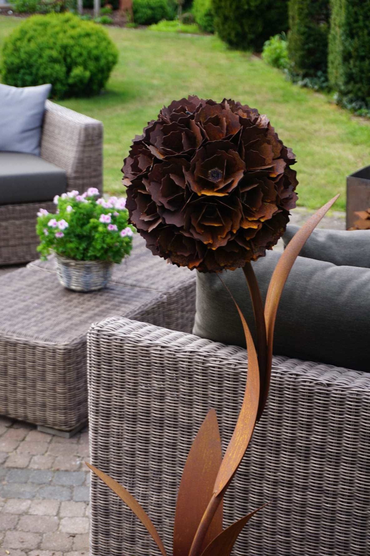 Pusteblume mit einer Blüte