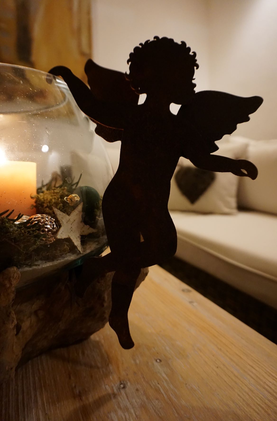 Little angel with outstretched hand - for hanging