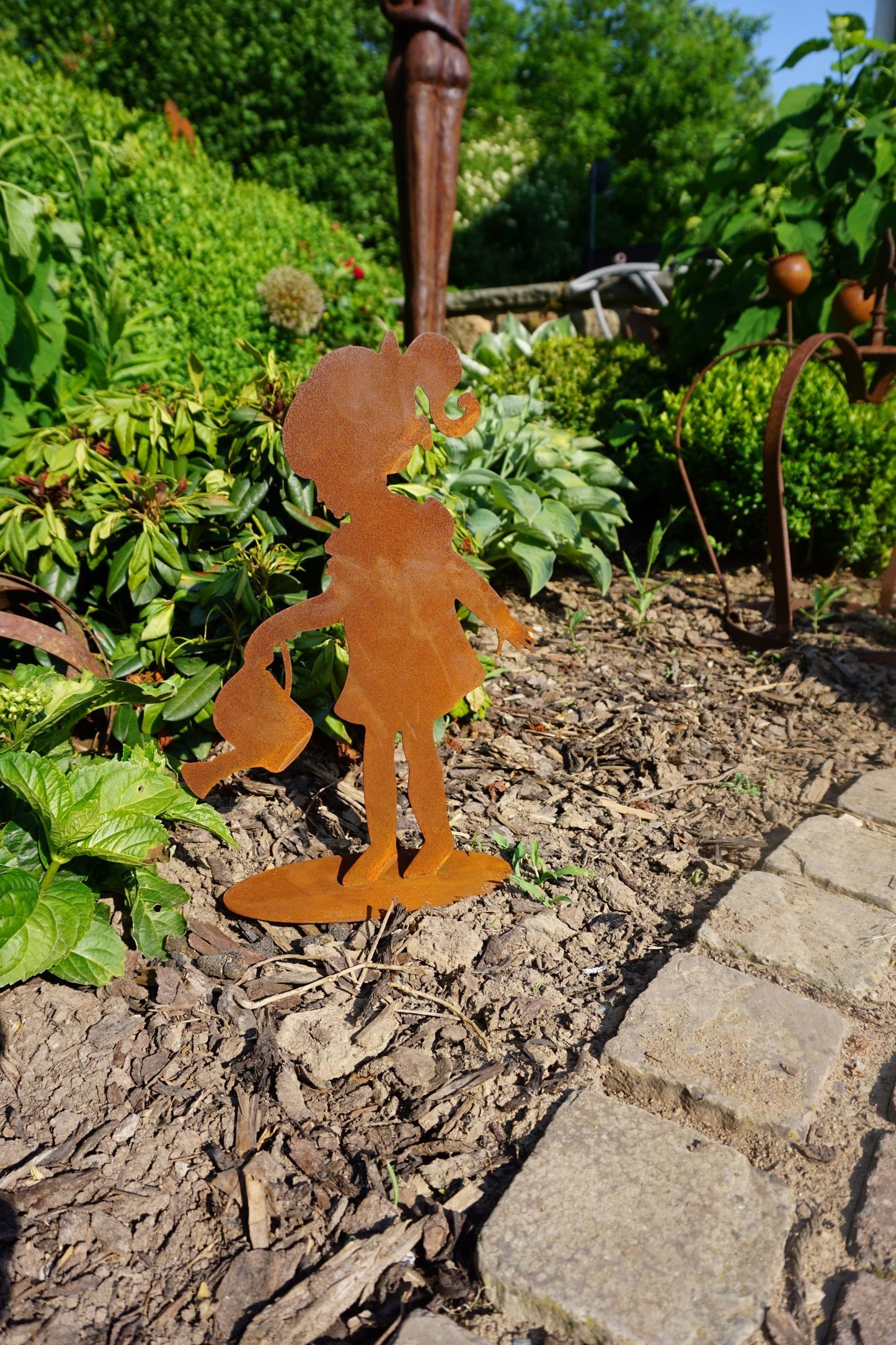 Edelrost Mädchen beim Blumengießen