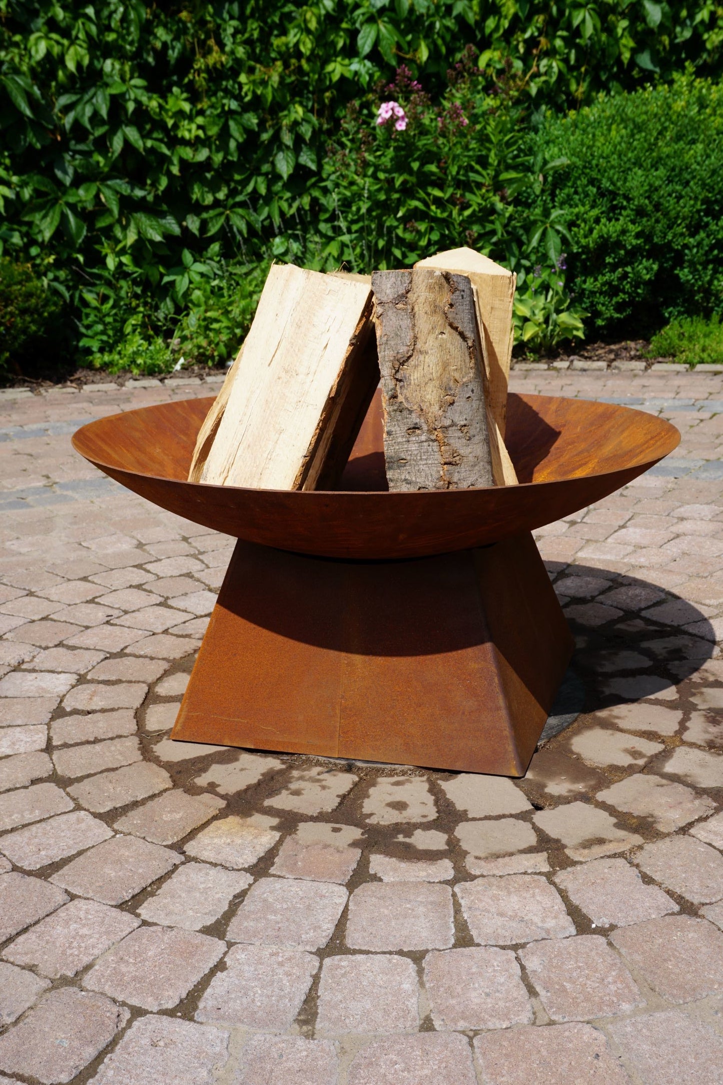 Edelrost Feuerschale mit Sockel