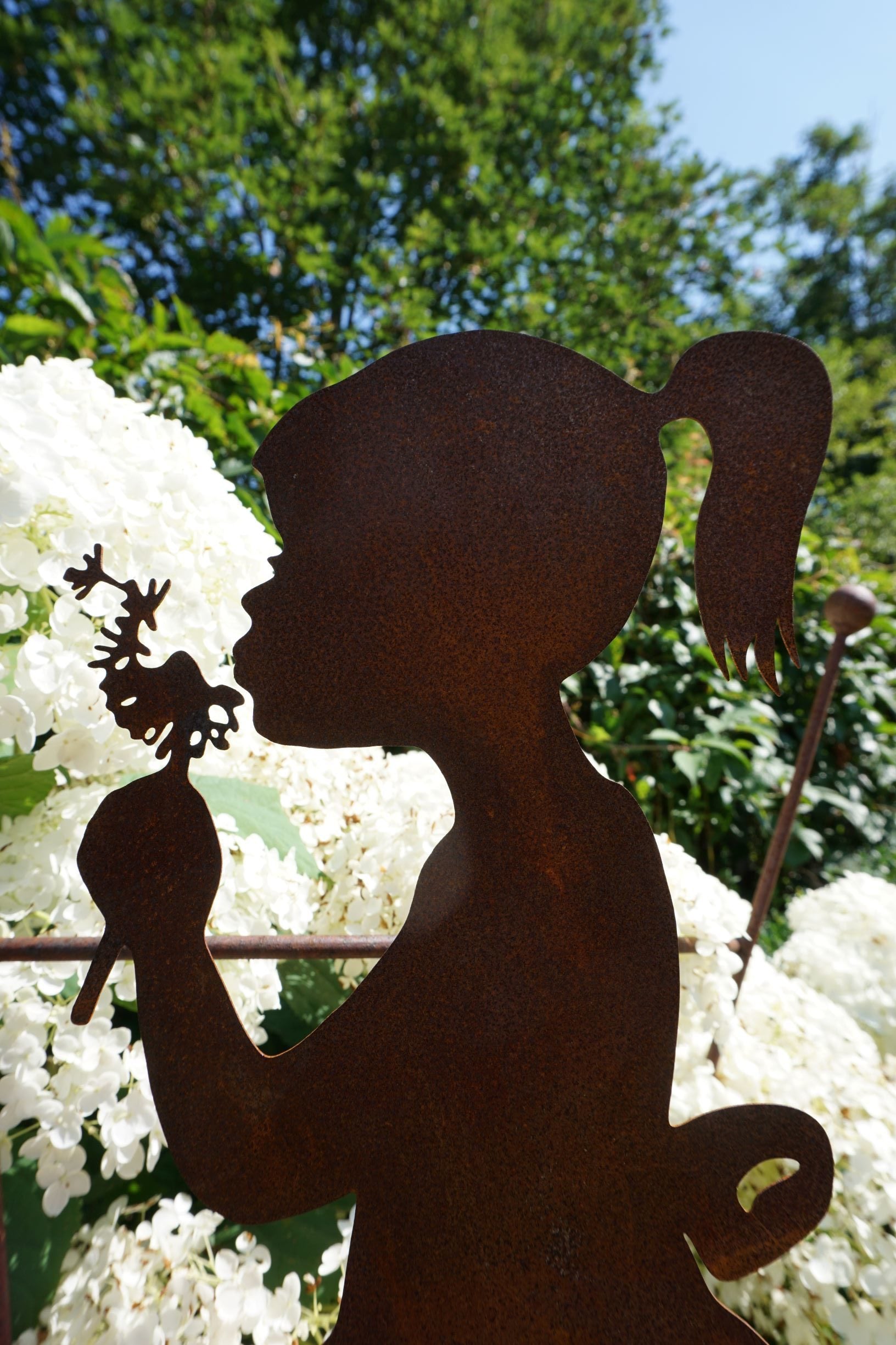 Edelrost Mädchen mit Pusteblume