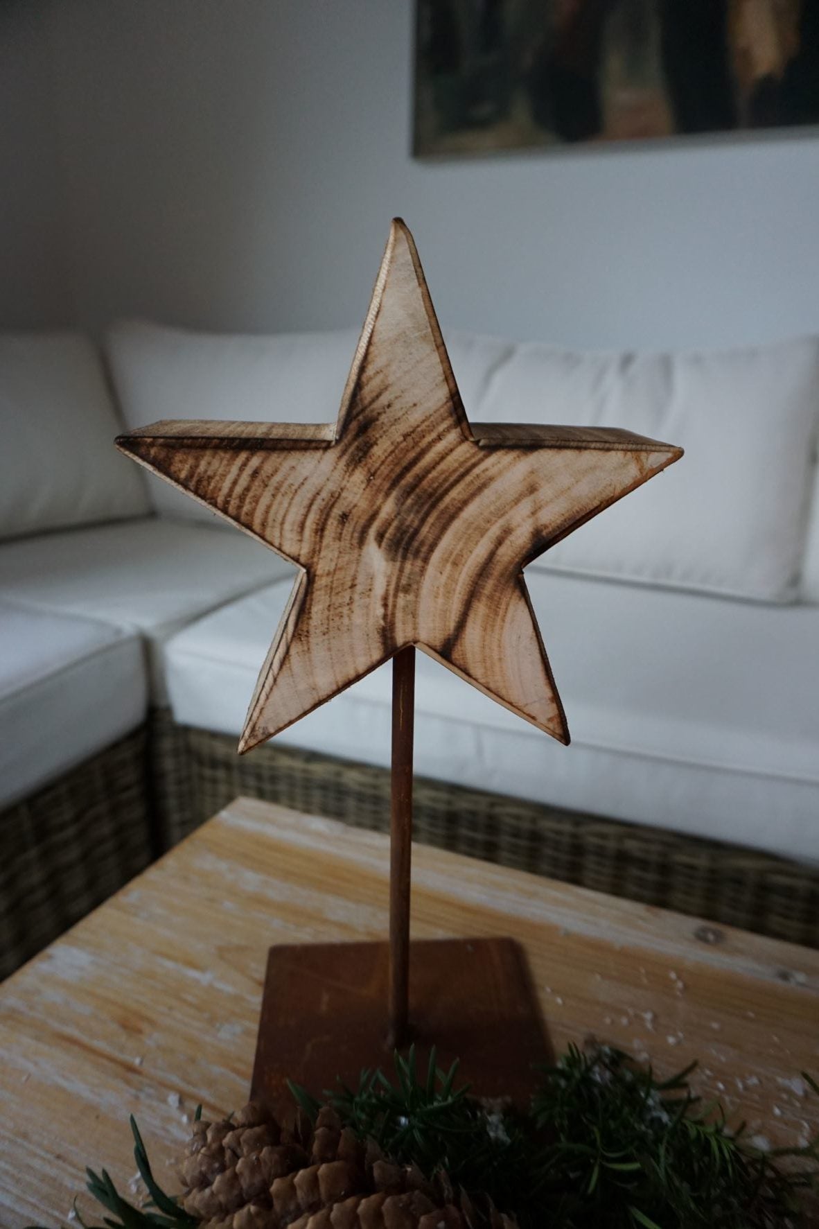 Holzstern angeflammt mit einem Standfuß aus Edelrost-Metall