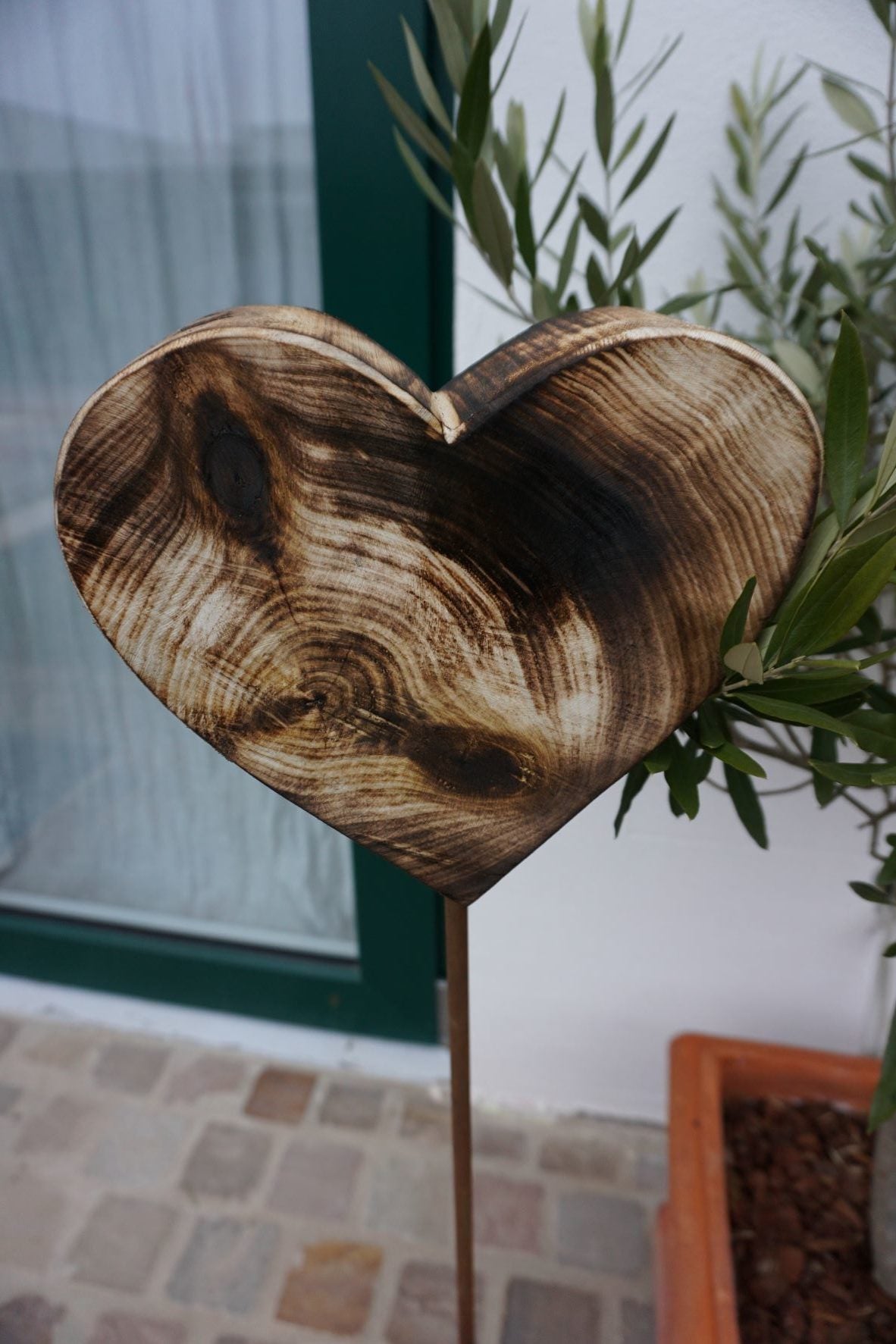Holzherz angeflammt mit einem Standfuß aus Edelrost-Metall
