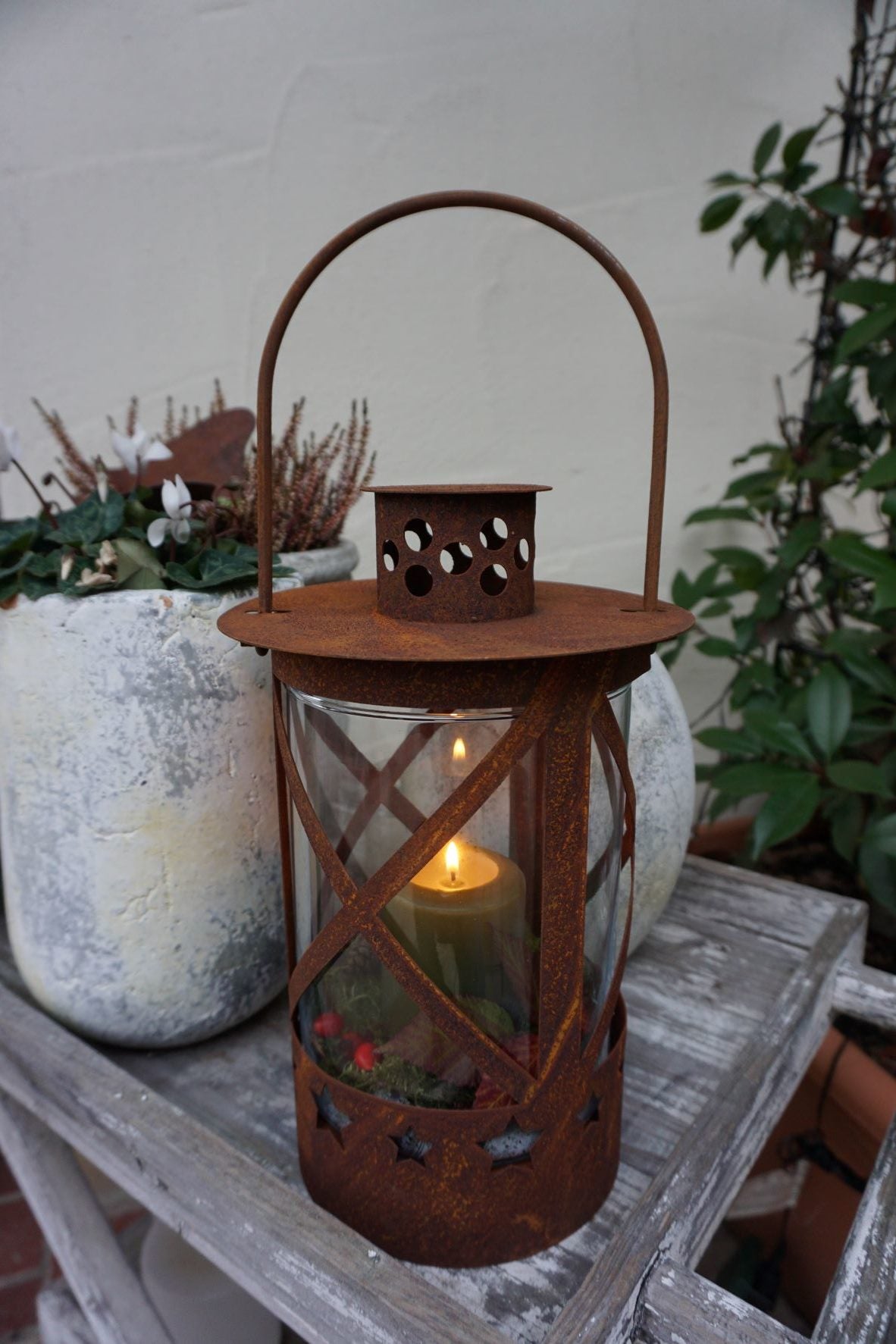 Lanterne rouillée avec étoiles