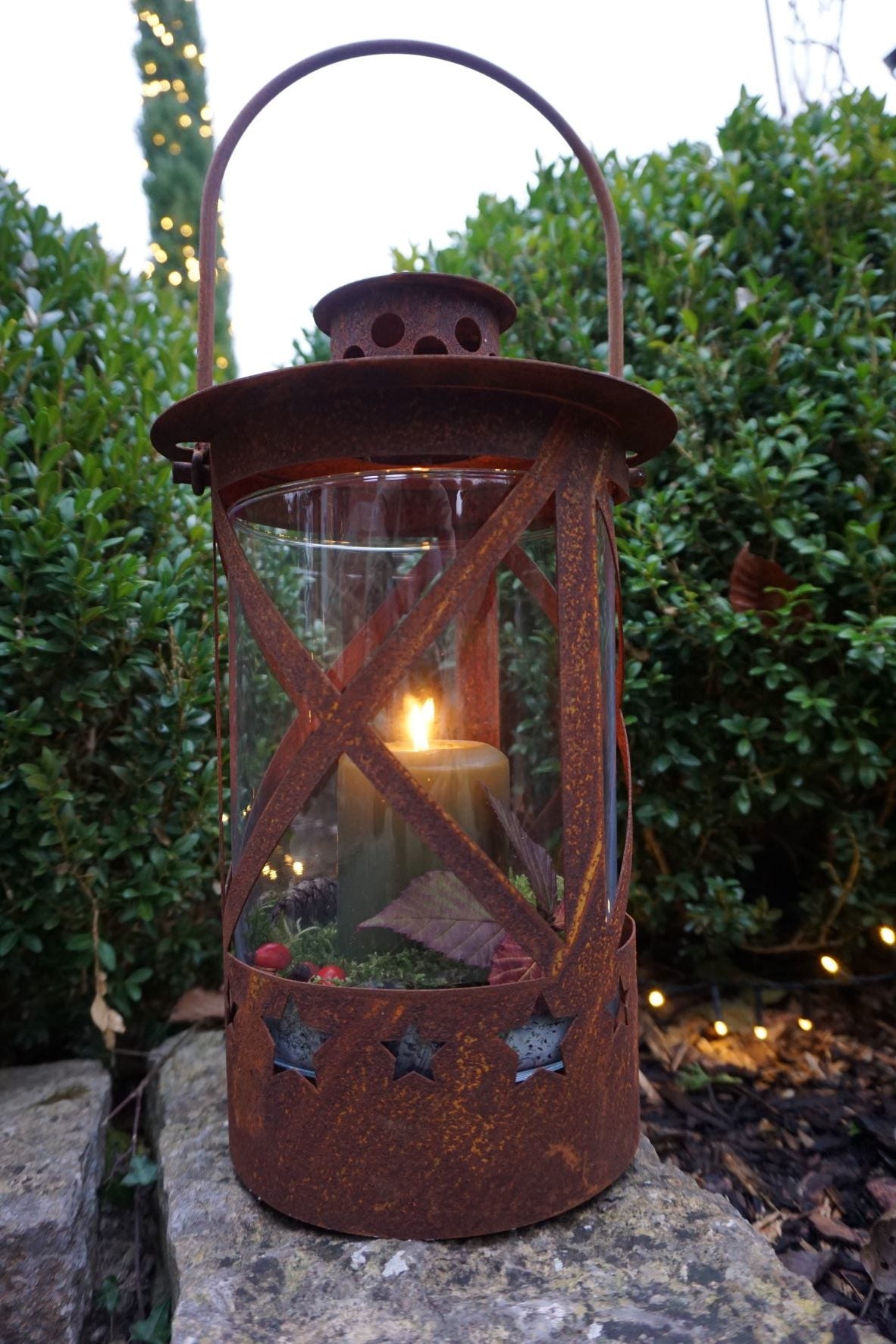 Lanterne rouillée avec étoiles