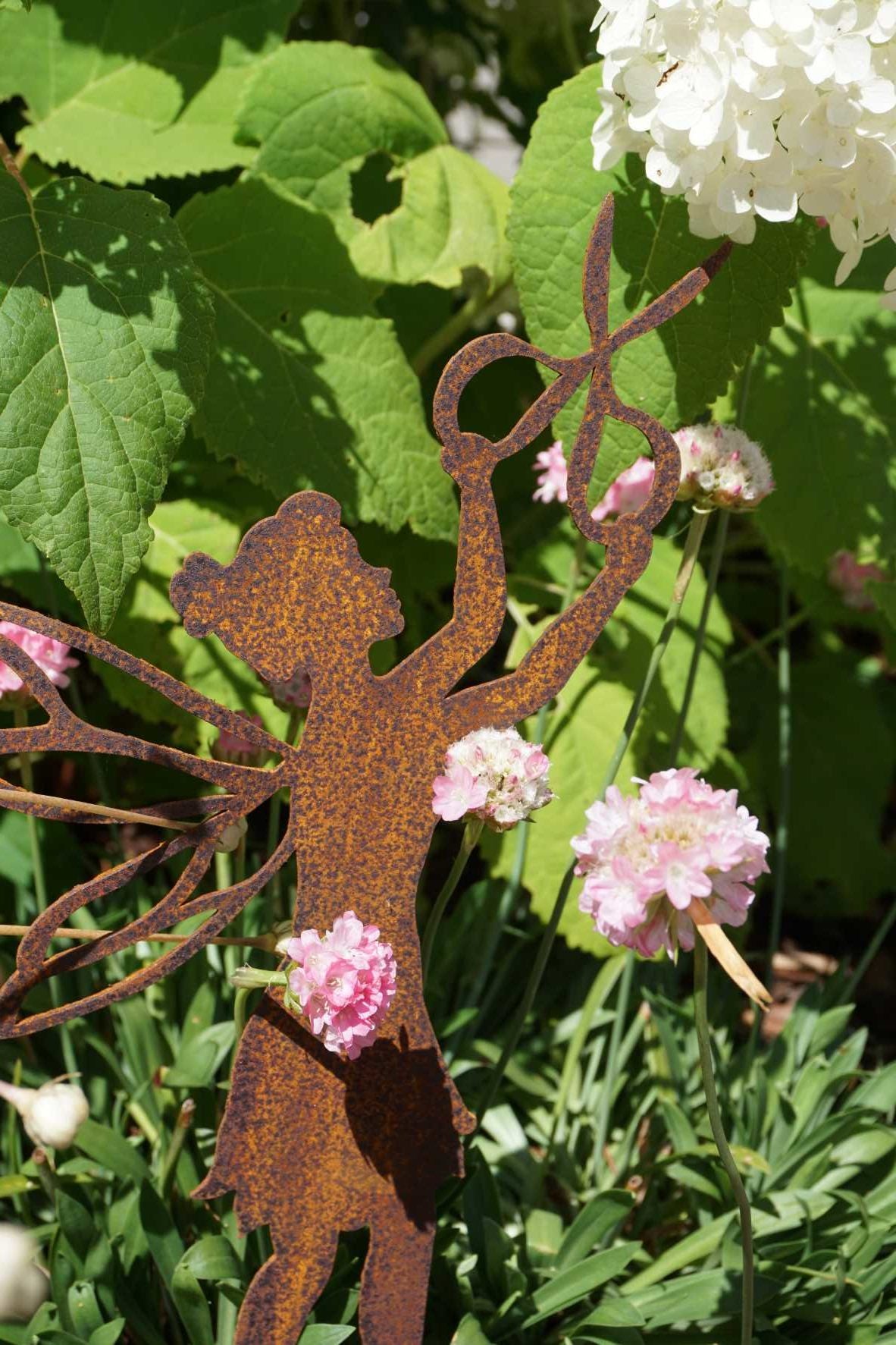 Fée jardinière avec ciseaux