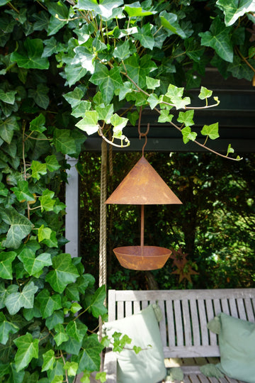 Round birdhouse with stand