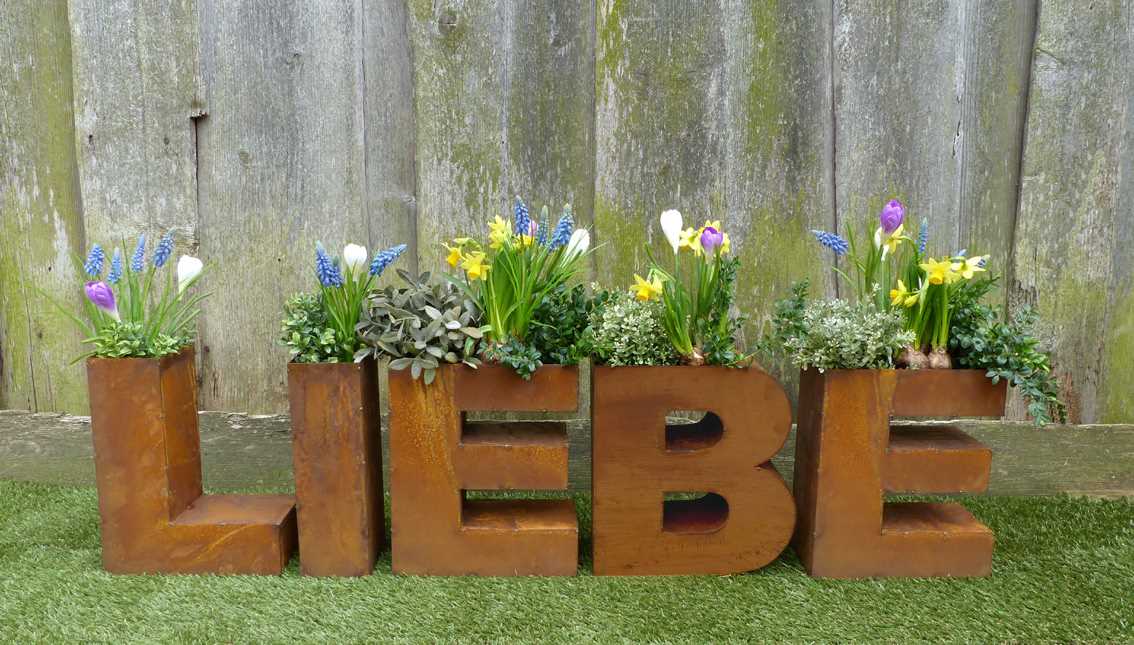 Schriftzug -LIEBE- zum Bepflanzen