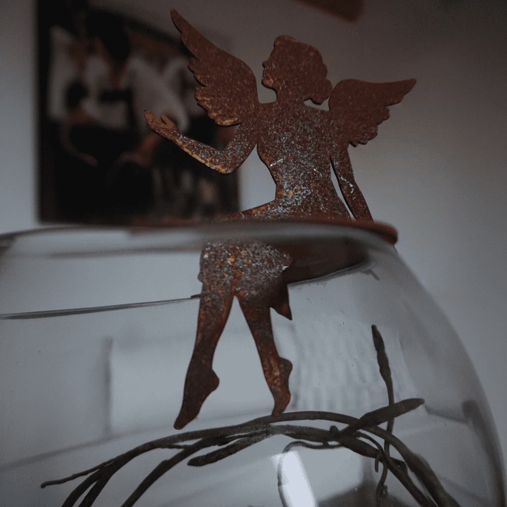 Ange sur croissant de lune