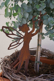 Fée jardinière avec ciseaux