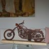 Edelrost Motorrad auf einem Holzsockel