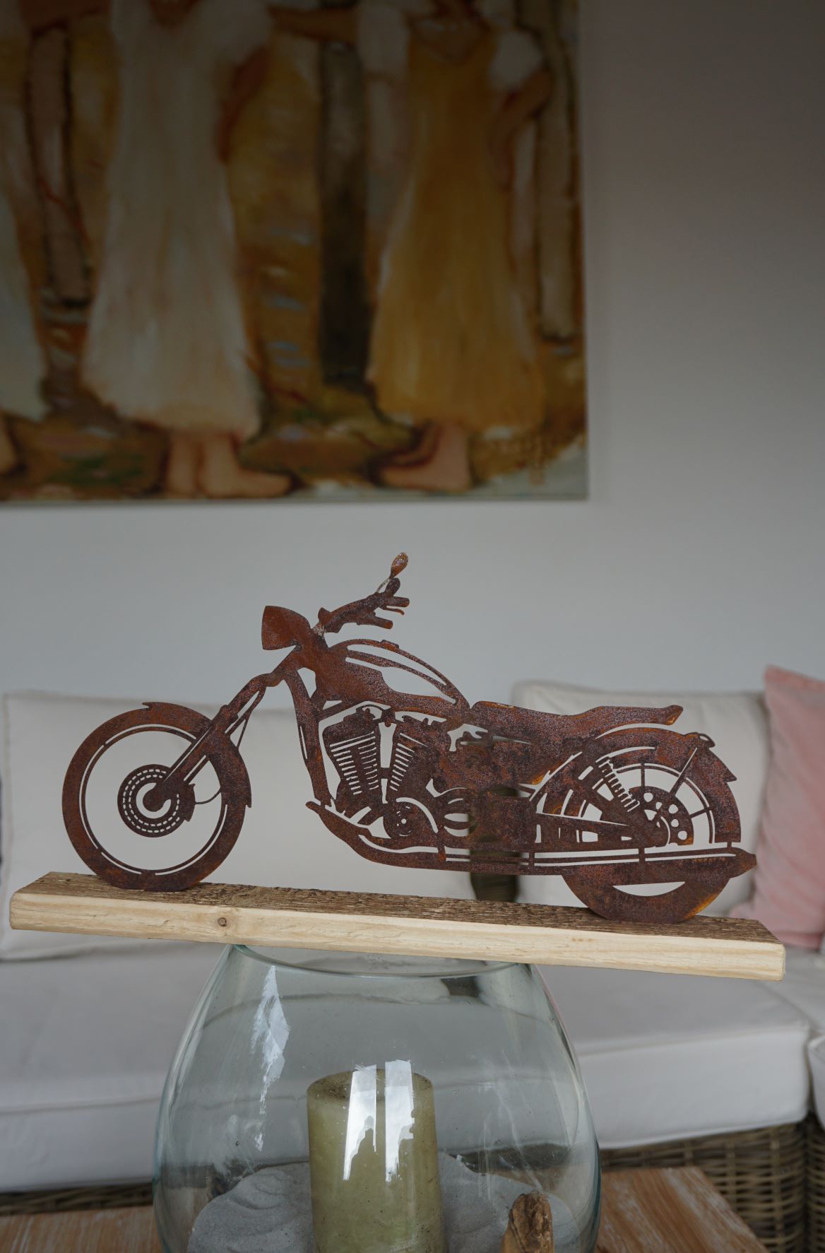 Edelrost Motorrad auf einem Holzsockel